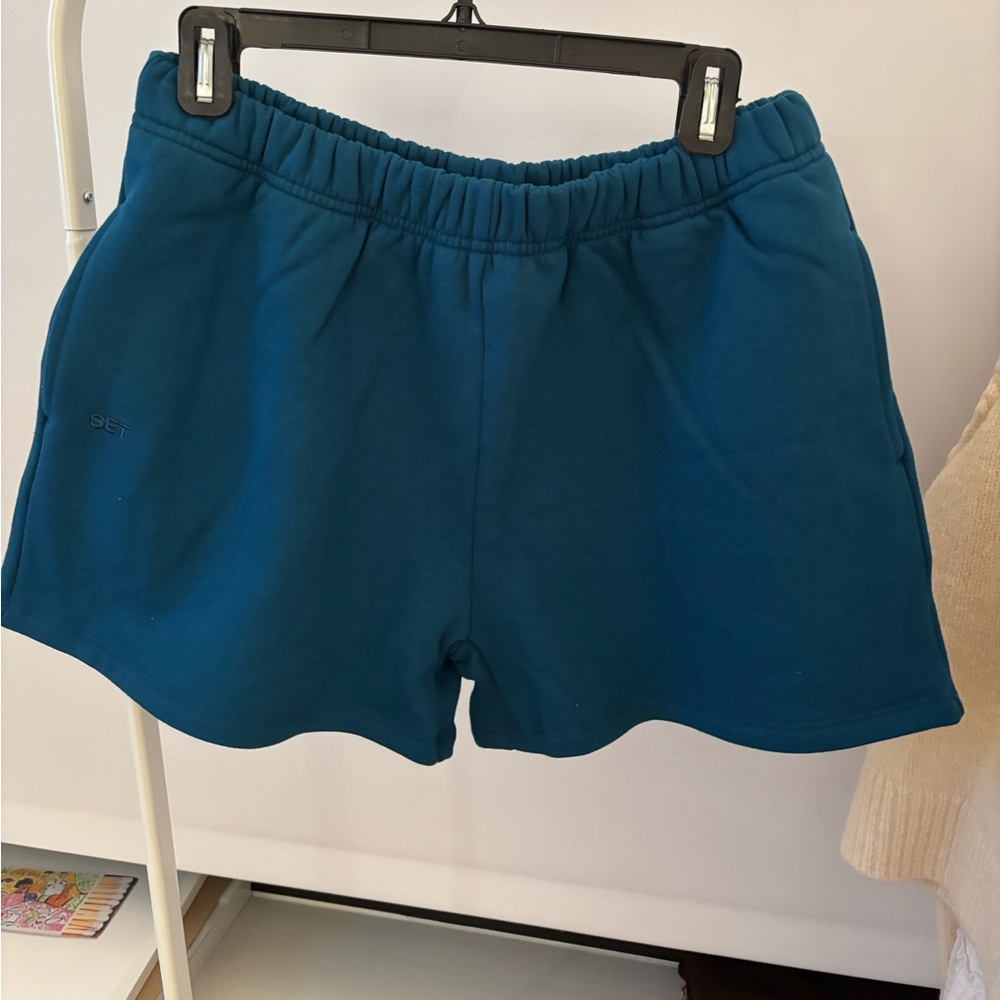 Set active lounge shorts.